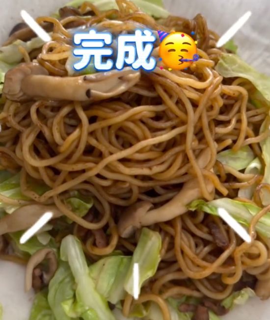 クッキングシートで作った焼きそばが完成した様子