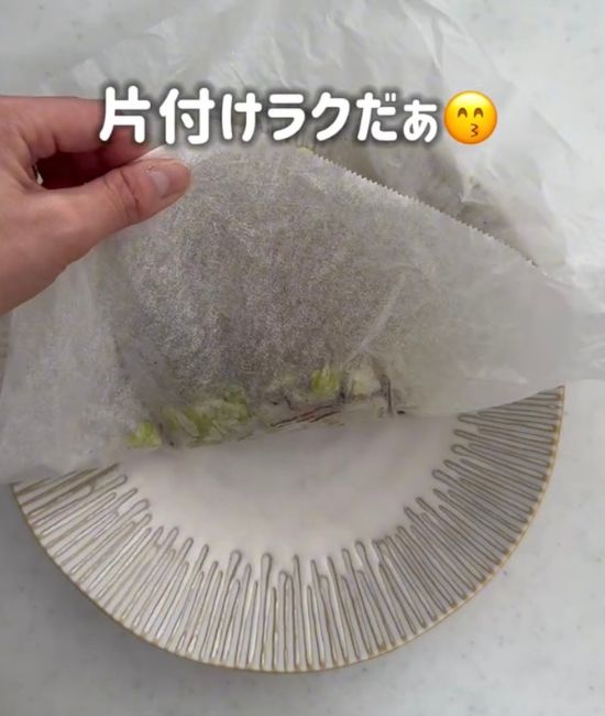 焼きそばをのせたクッキングシートを持ち上げて皿が汚れていないことを確認した様子
