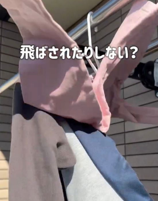 ハンガーにかけた洗濯物が風にあおられている様子