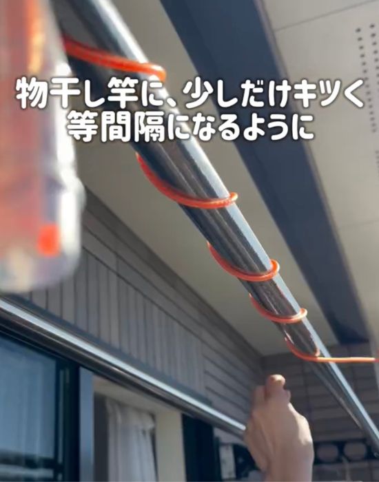 物干しざおにビニール縄跳びを等間隔になるように巻き付ける様子