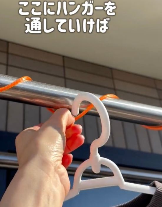 ビニール縄跳びを巻き付けた隙間にハンガーを通す様子