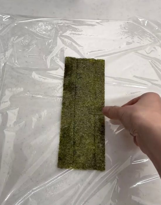 作業台の上に敷いたラップの上にのりをのせた様子