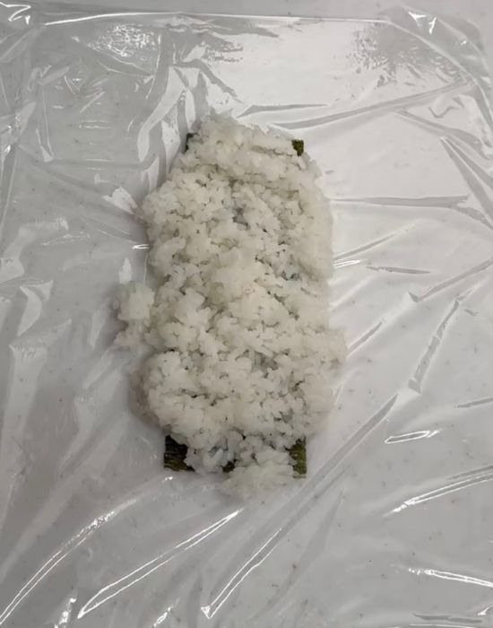 のりの上にご飯をはみだすようにのせた様子