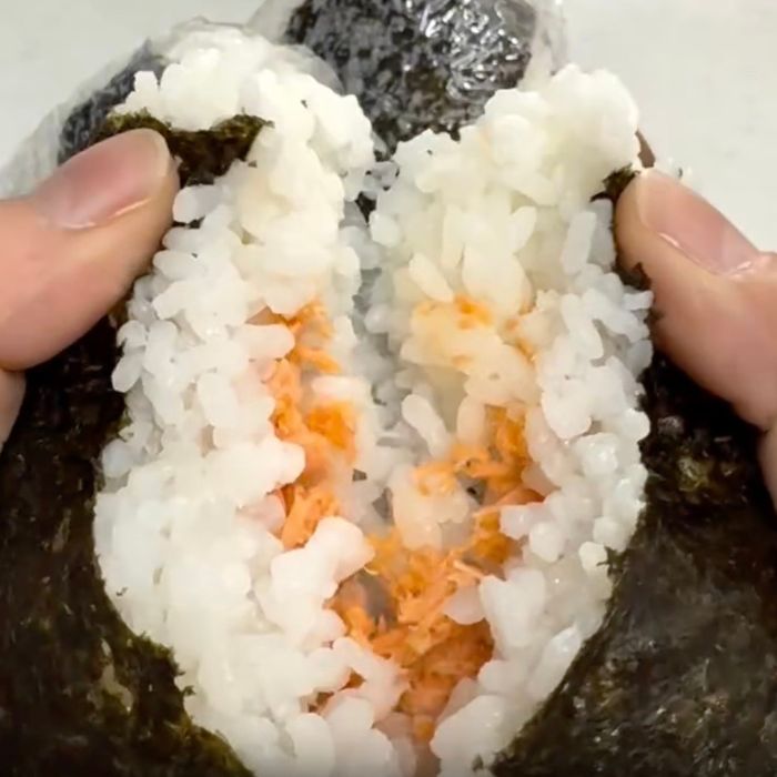 半分に割ったおにぎりから具材が見える様子