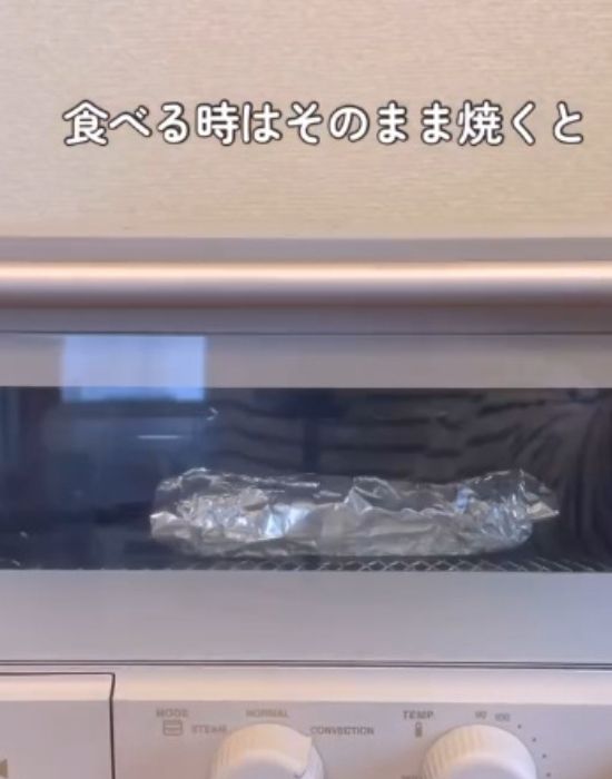 食パンをアルミホイルで包んだ状態のままトースターで焼く様子