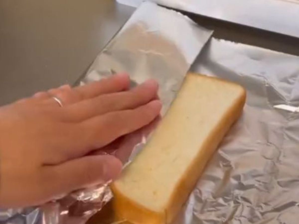 アルミホイルに置かれた食パン