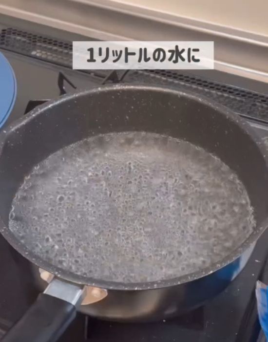 鍋で水を沸騰させる様子