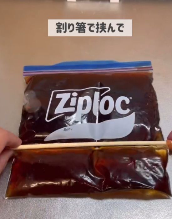 濃縮麦茶を入れたチャック付き保存袋を割り箸で挟む様子