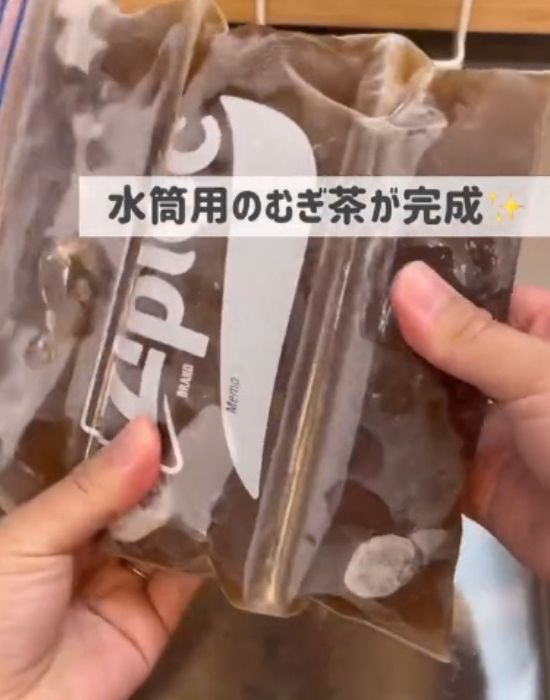 チャック付き保存袋の上から凍らせた濃縮麦茶を割る様子