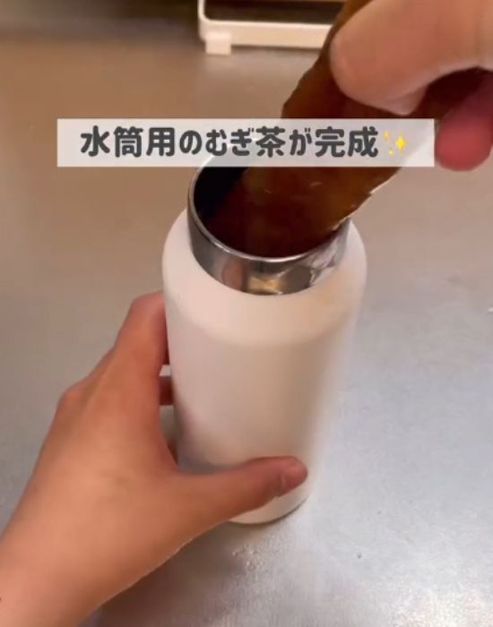 水筒に濃縮麦茶氷を入れる様子