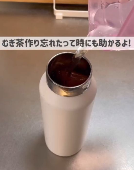 濃縮麦茶氷を入れた水筒に水を注ぐ様子