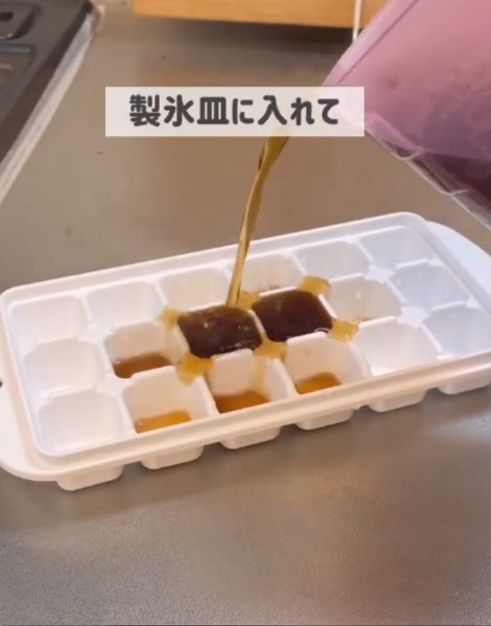 鍋に作った濃縮麦茶を製氷皿に入れる様子