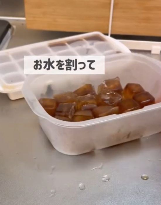 製氷皿で凍らせた濃縮麦茶を別の容器に移した様子