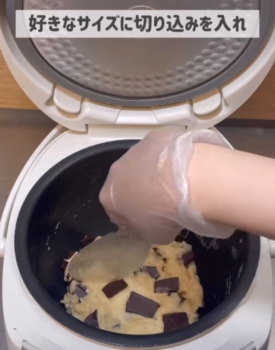 混ぜたホットケーキミックスの生地にヘラを当てる様子