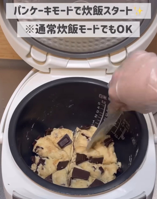 混ぜたホットケーキミックスの生地に切れ目を入れる様子