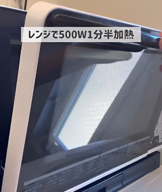 電子レンジの扉が少し開いている状態の写真