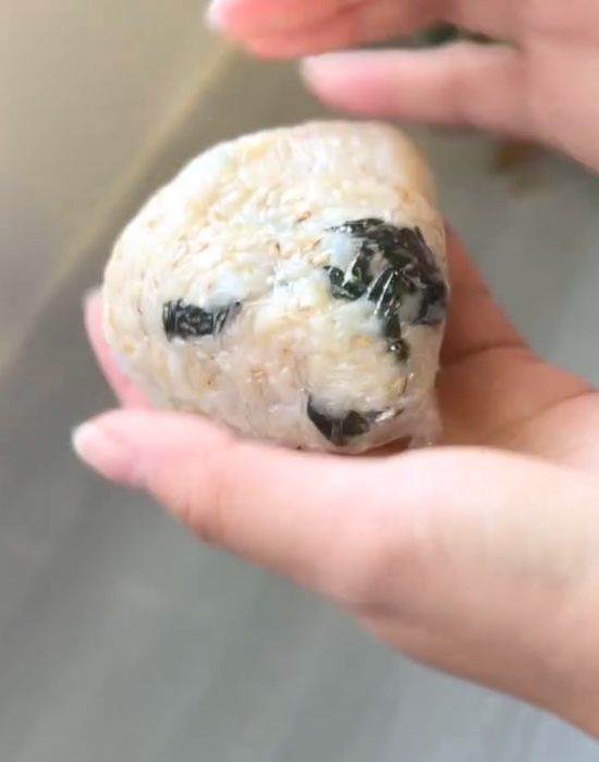 握って完成した醤油ワカメおにぎり