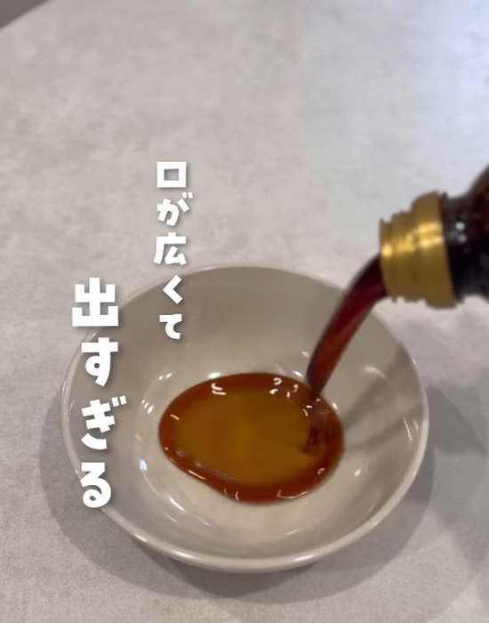 皿に調味料を出している様子