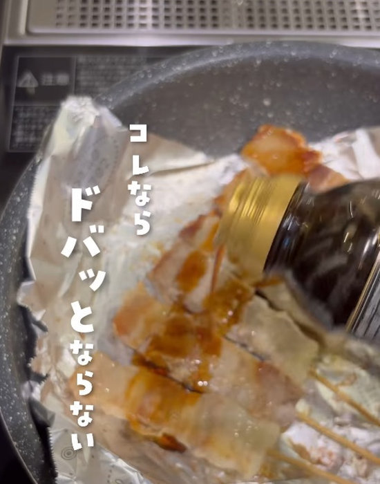 肉に調味料をかけている様子
