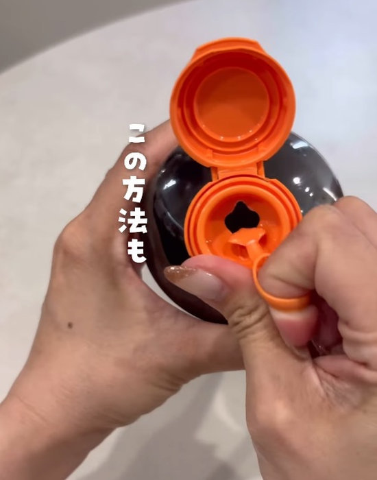 ボトルの中栓を半分だけ開けている様子