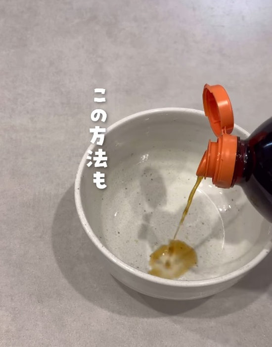 皿に調味料を入れている様子
