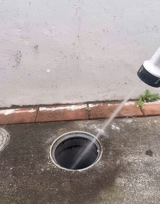 汚水枡を掃除している様子