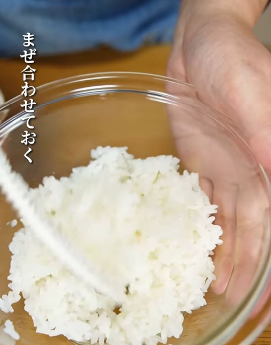 しゃもじでご飯を混ぜる様子