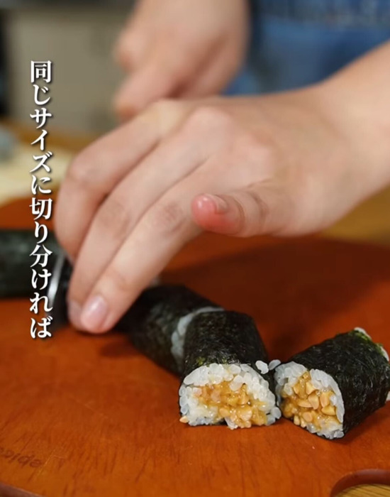 細巻きを切る様子