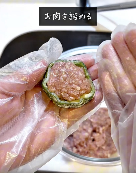 ピーマンにひき肉を詰める様子
