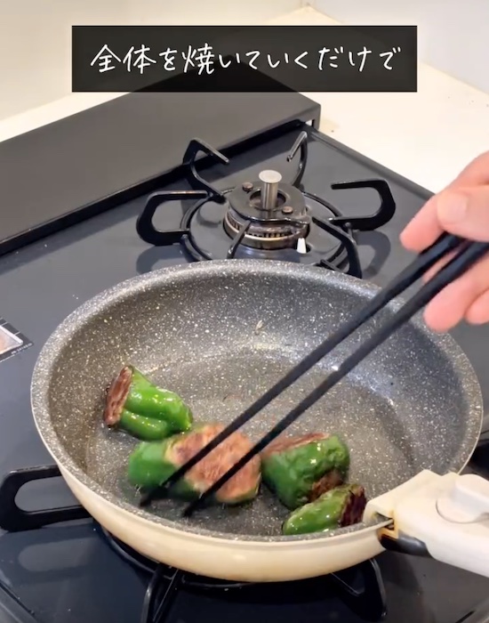 フライパンで肉詰めピーマンを焼く様子