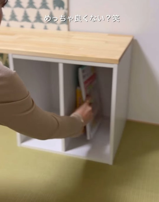 キューブボックスの中に書籍を入れる様子