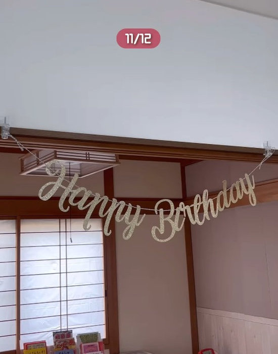 リビングのかもいに取り付けたかもいフックと突っ張り棒に取り付けたれた誕生日の飾り付け