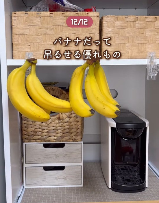 キッチンの棚に取り付けたかもいフックにバナナを吊り下げている様子