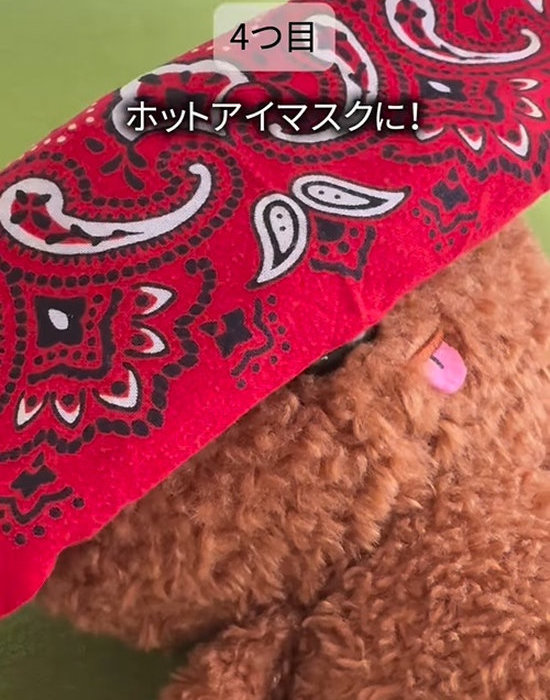 保冷剤を包んだハンカチをぬいぐるみに巻く様子