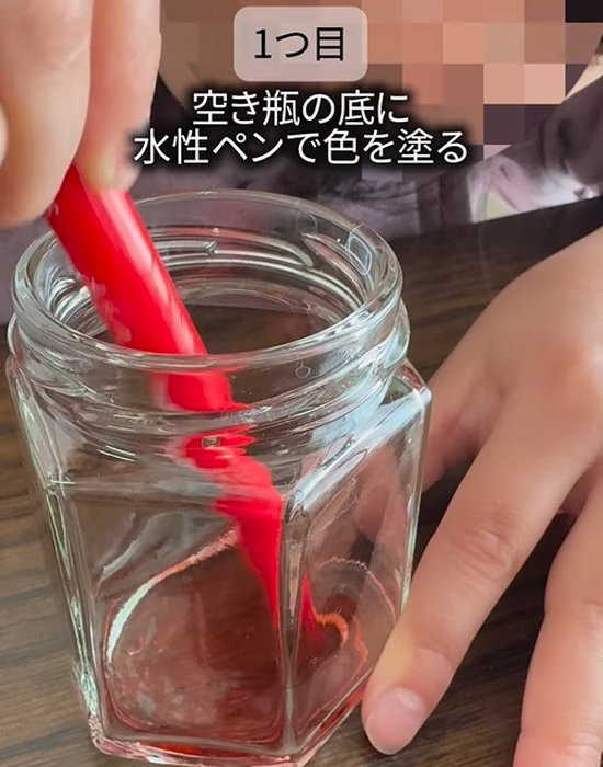 空き瓶の底を水性ペンで塗る様子