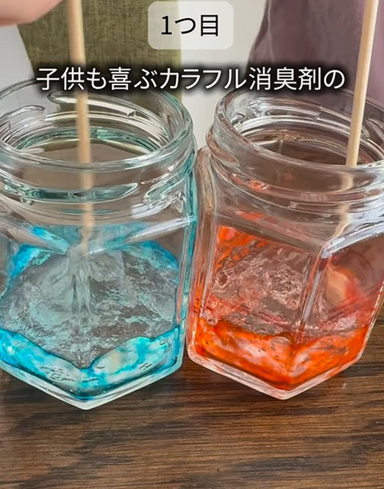空き瓶の中に保冷剤の中身を入れて混ぜる様子