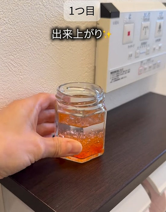 保冷剤の中身を入れた瓶をトイレに置く様子
