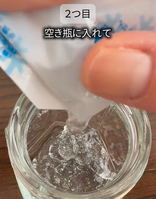 空き瓶に保冷剤を入れる様子