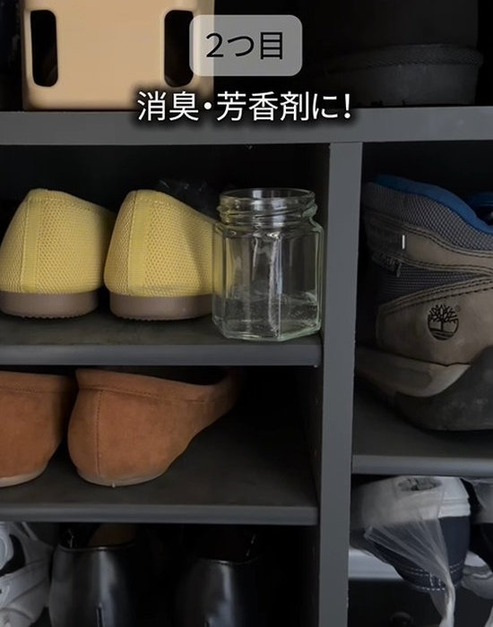 保冷剤の中身が入った瓶を靴箱に置く様子