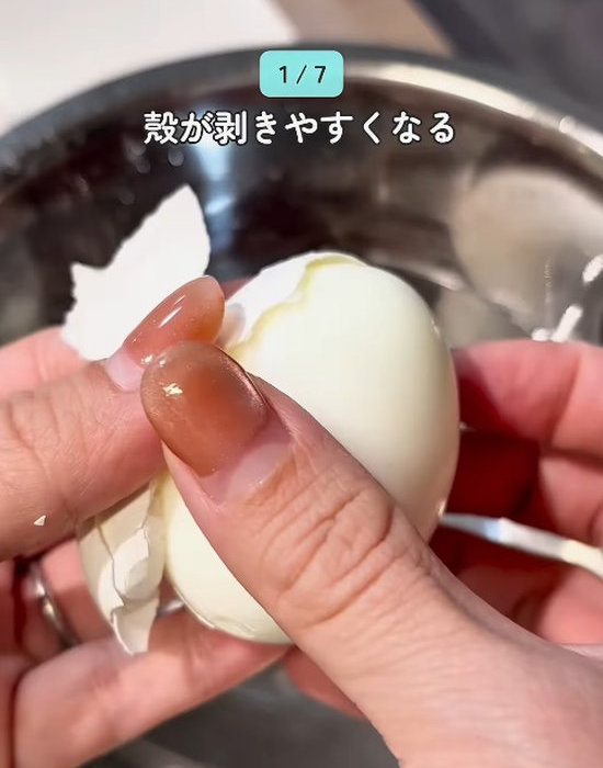 ゆで卵の殻を剝く様子