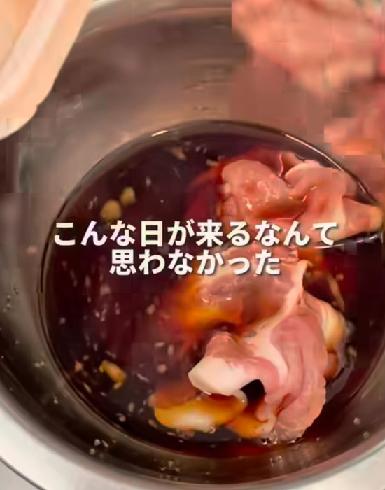 ボウルに豚こま肉と調味料を加えている様子