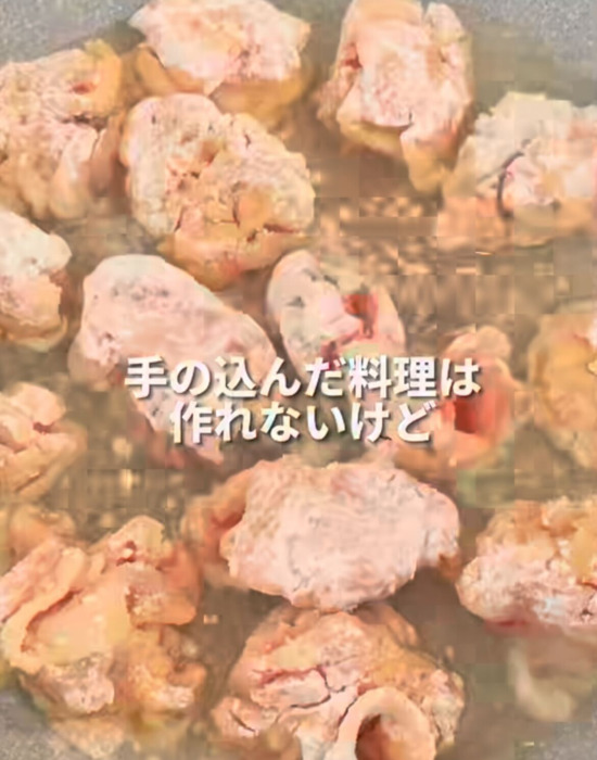 豚こま肉を油で揚げている様子