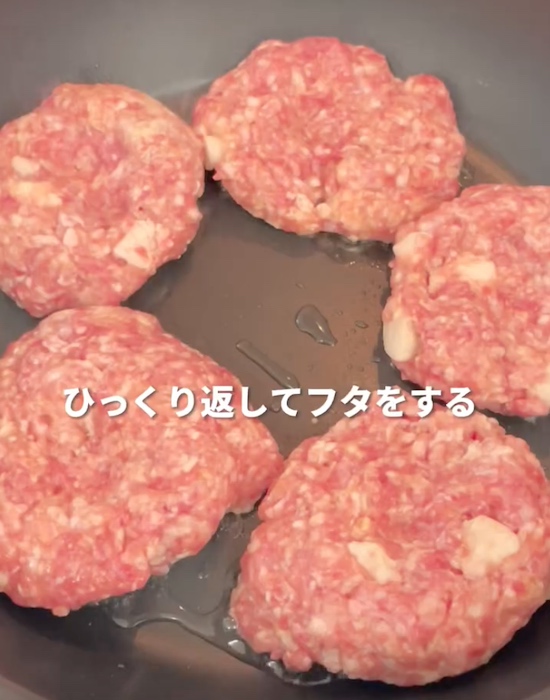 フライパンに並べられたハンバーグ