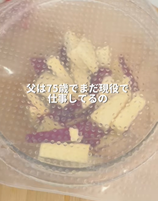 サツマイモを入れた耐熱ボウルにラップをする様子