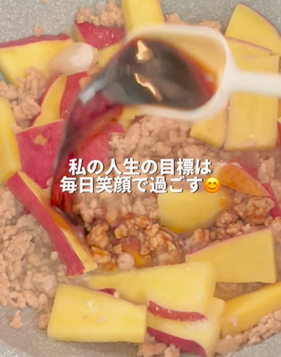 フライパンで炒めた豚ミンチとサツマイモに調味料を加える様子