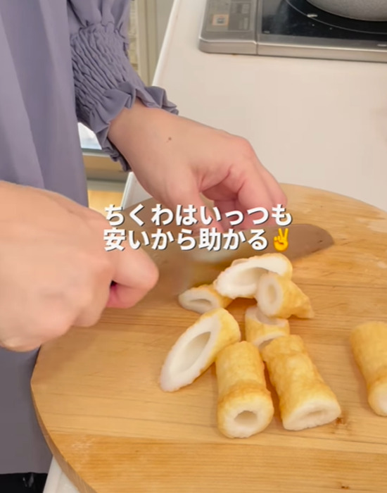 ちくわをななめに切る様子