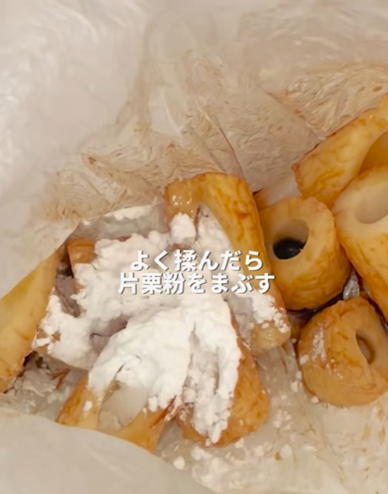 調味料を混ぜたちくわに片栗粉をまぶす様子