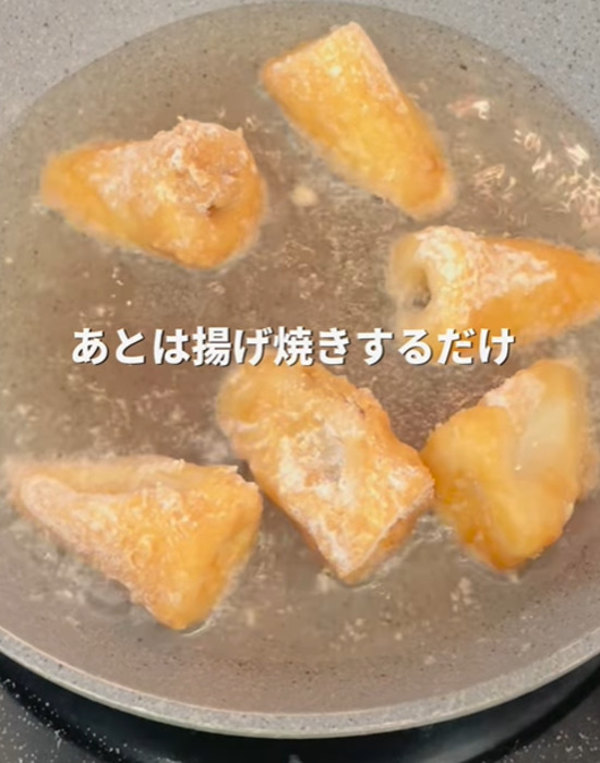 フライパンの油でちくわを揚げ焼きする様子