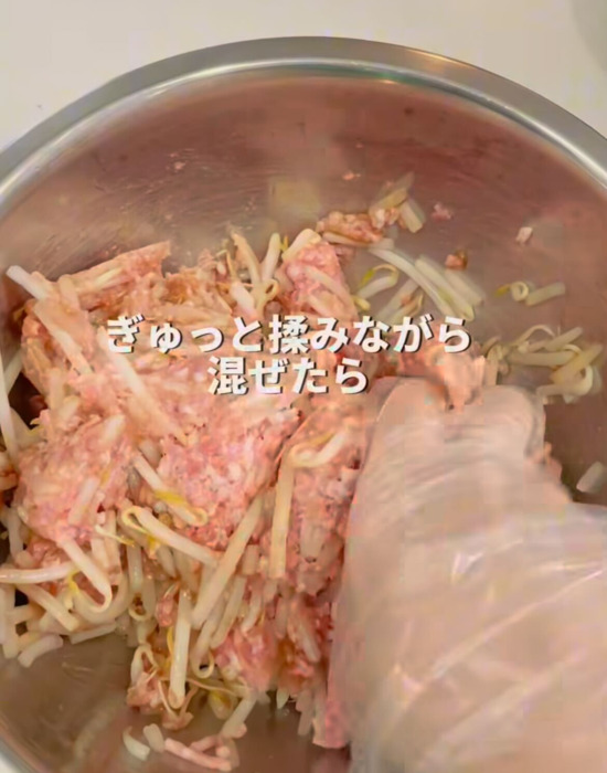 ボウルにモヤシと豚ひき肉と調味料を入れて混ぜる様子