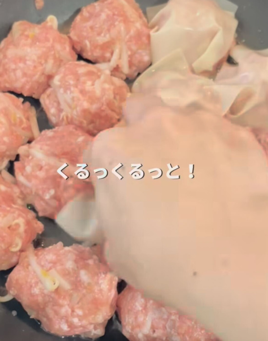 たねの上からシュウマイの皮をのせる様子